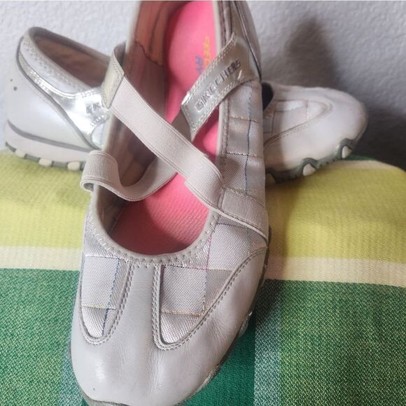 Skechers 10 LightGray Criss-cross SlipOn CheckeredPatent on the side Women Shoes - Picture 1 of 9